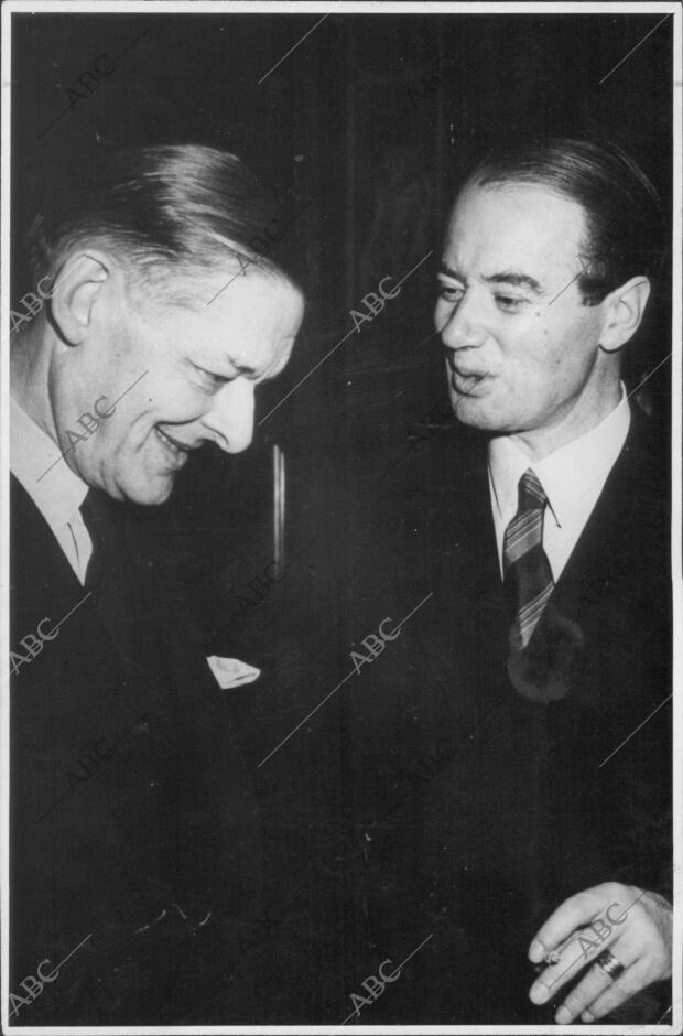 T.S. Eliot, Inglés, premio Nobel de Literatura, y el profesor Tisselius, Sueco,...