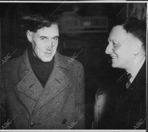 De izquierda A Derecha, el profesor Blackett, premio Nobel de física 1948 y el...