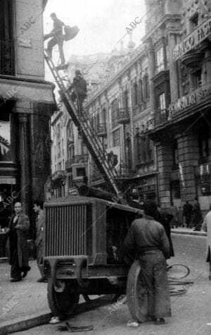 Intalación del tendido de Cables para el paso de los Trolebuses en la carrera de...