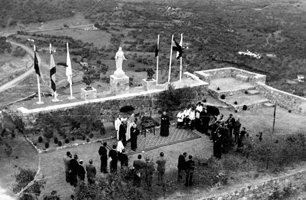 Aspecto de la plaza de Armas del castillo durante el acto de entronización del...