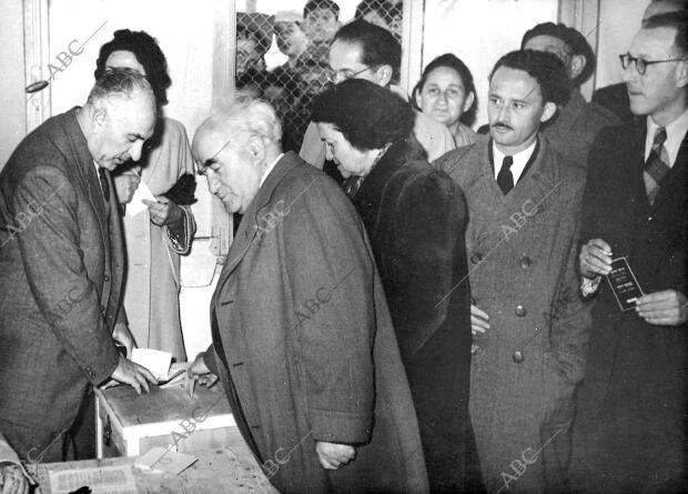 David ben Gurión, Ex-presidente del estado de Israel Deposita su voto en Tel...