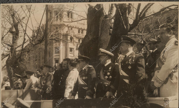 La tribunal del gobierno durante el desfile de la Victoria