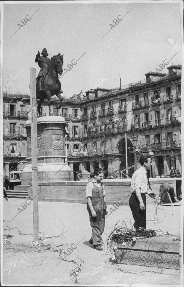 Preparativos para la fiesta de san isidro en la plaza mayor de Madrid