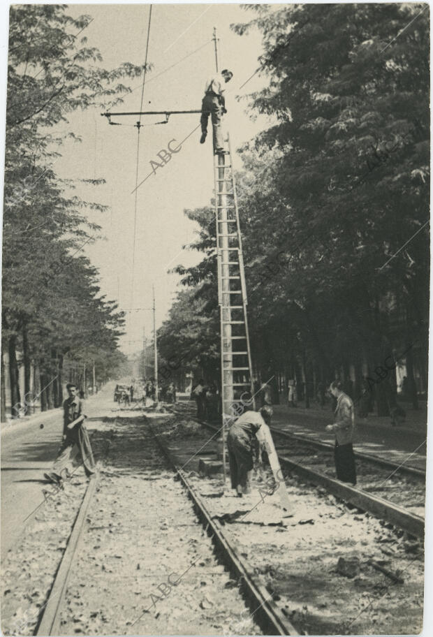 Obras en la calle Serrano para retirar los rieles y las columnas del tranvía