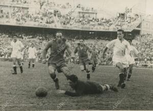 Adauto, guardameta del equipo Madrileño, se Arroja A los Pies de Araújo, sin...