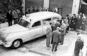 Entrega del Coche-Ambulancia, en la asamblea suprema de la cruz Roja, regalado A...