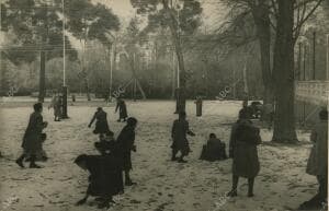 Los niños juegan con la nieve, en la que fue la primera nevada de ese año en