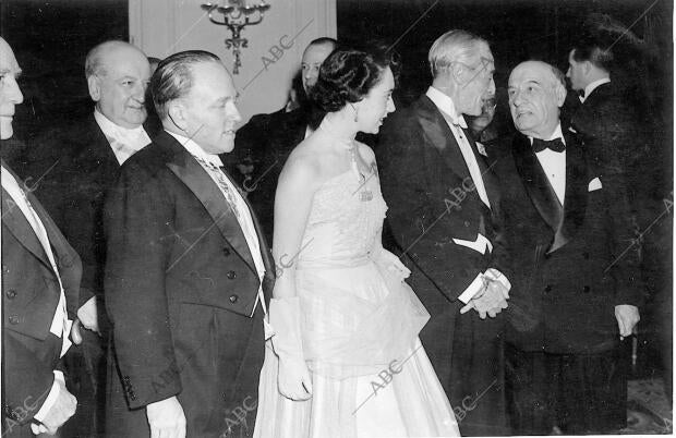 El embajador del Perú en España, don Raúl Porras Barrenechea, (A la Izquierda)...