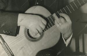 Andrés Segovia tocando la guitarra