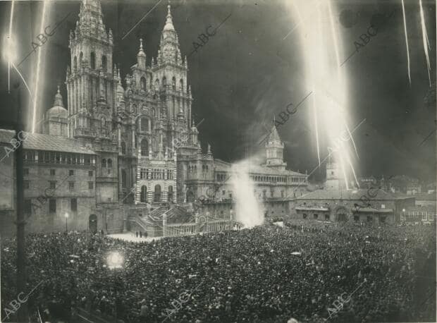 Celebración en la plaza del Obradoiro con fuegos artificiales en la noche de la...