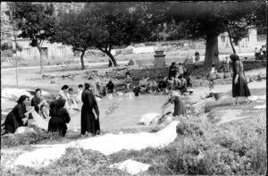 Mujeres Lavando la ropa en el caño de Cenicientos (Madrid), en el lugar donde...