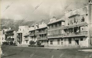 El balconaje típico, frente al mar, en una calle en una imagen de los años 50