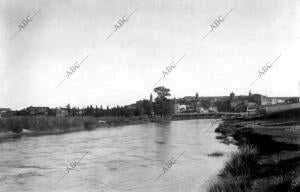 Vista del río Duero A su paso por la Villa de Almazán (Soria)