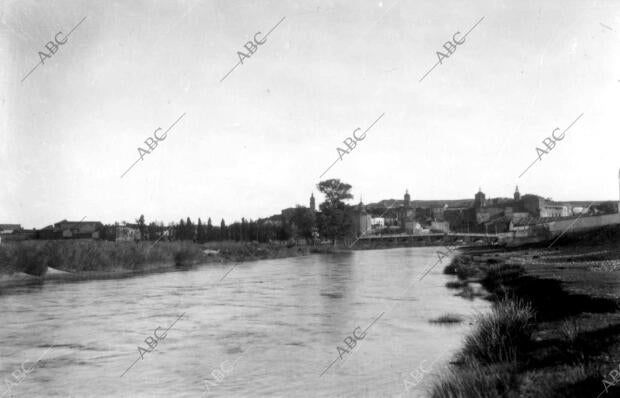 Vista del río Duero A su paso por la Villa de Almazán (Soria)