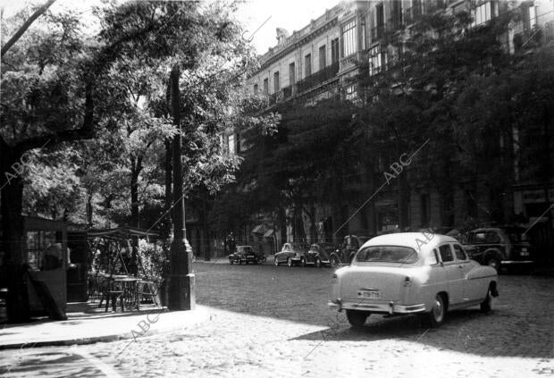 (CA.) Una vista de la calle de Serrano en los años 50
