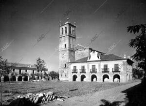 Vista general de la plaza y iglesia de Lacaudeta de la Jara (Toledo)