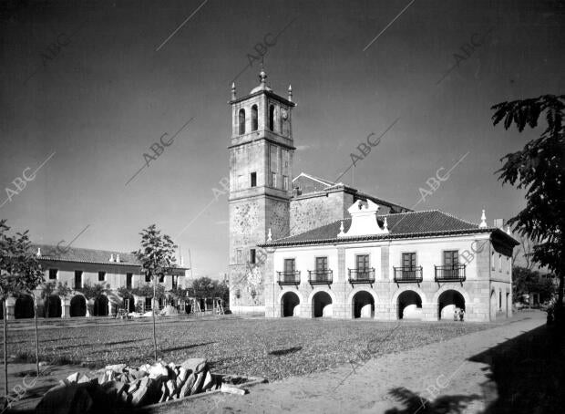 Vista general de la plaza y iglesia de Lacaudeta de la Jara (Toledo)