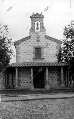 Vista de la ermita Apostol Santiago en el pueblo de mantilla de los Caños...