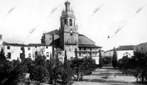 Plaza de la duquesa de Parcent e iglesia de Sta