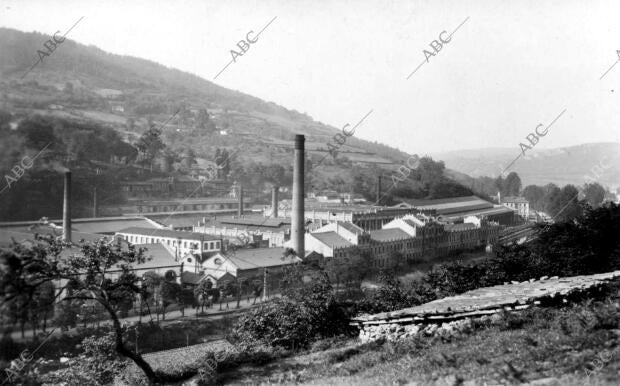 Vista general de la fábrica nacional de Cañones en el pueblo Trubia (Asturias)