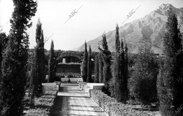 Desde un Jardín, vista de Sierra Blanca en Fuengirola (Málaga)