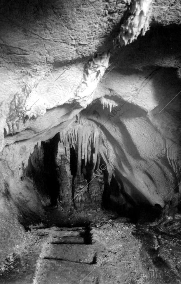 Bajada de los 47 Escalones en la Saleria lateral en las Cuevas de Pileta...