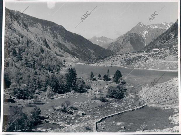 Región de Bohi. Cuenca de san Nicolau. Lago Llebreta en otoño