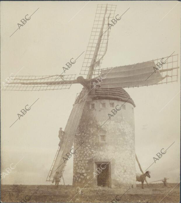 Un molino de viento en ciudad real