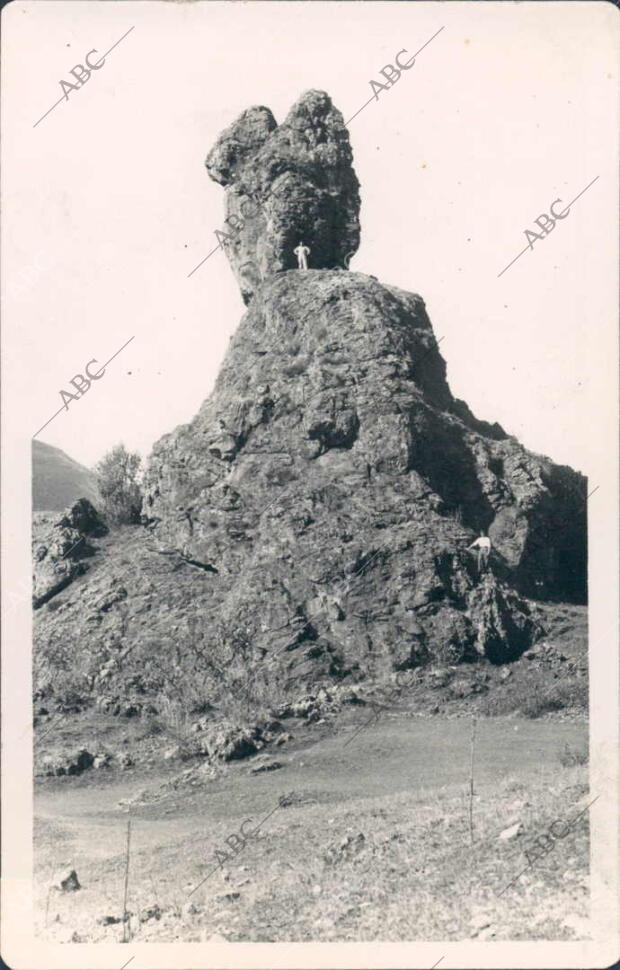 El Cogullón, Peña Inclinada Que, cual Atalaya, Señala el lugar cercano A la...