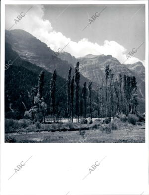 Al fondo el valle de Pineta desde el embalse del cinca