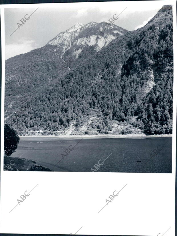 Pantano del cinca en el valle de Pineta que Acaba en su circo y en el monte...