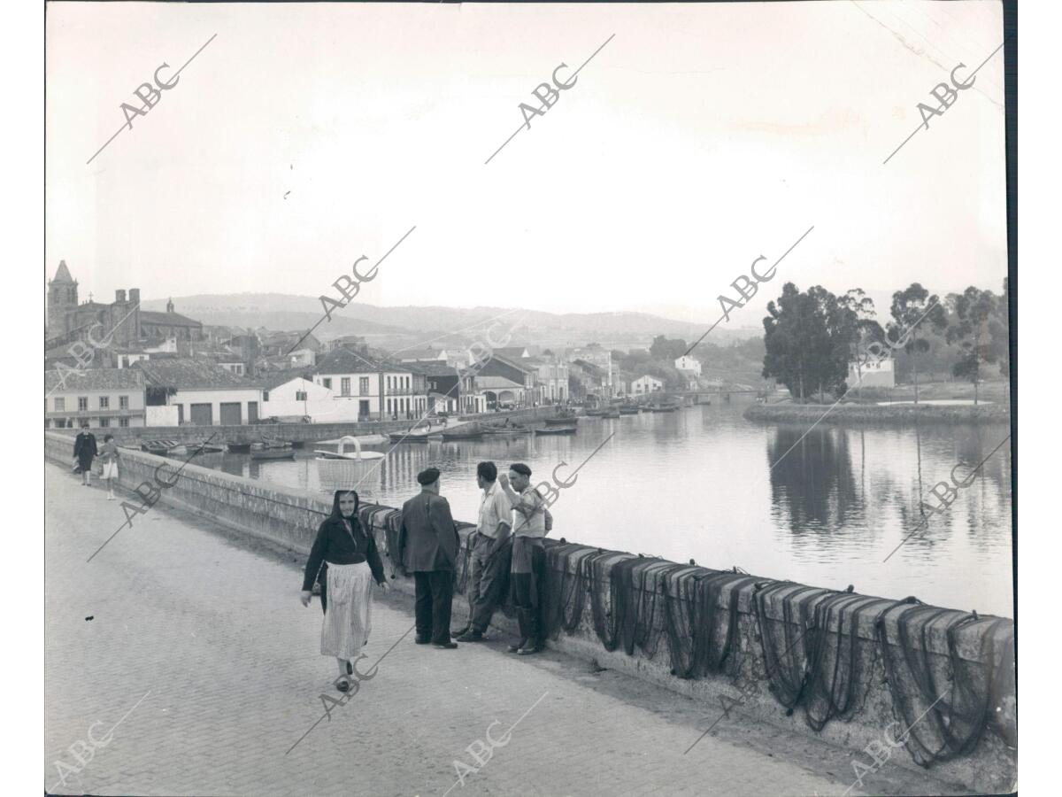 Vista del puerto de Noya situado en el margen de la ría de Muros y Noya