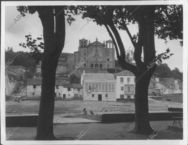 Una imagen de Padrón con el convento de los Dominicos al fondo