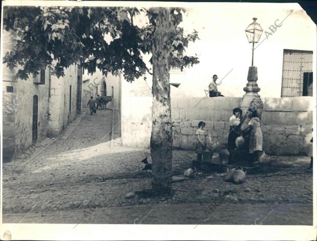 Mujeres Llenando sus Botijos en una de las Viejas Fuentes de Úbeda