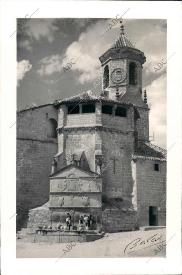 Fuente y torre Platerescos de la iglesia parroquial de san Pablo, en cuyo...