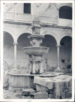 Fuente y Arcadas en el patio del antiguo Convento, Obras de Vandelvira