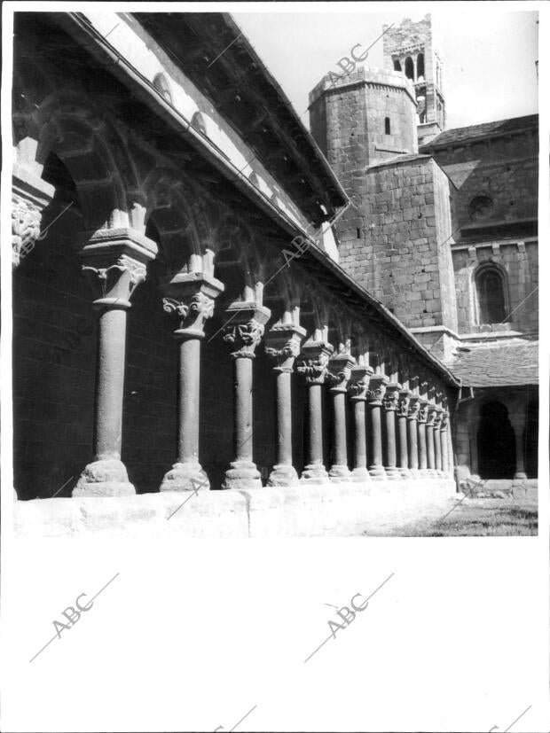 Claustro románico de la Catedral de Seo de Urgell y su preciosa torre