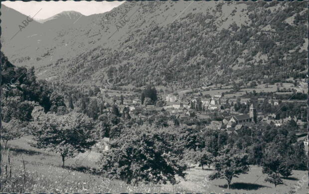 Vista general de la localidad de les Situada en el valle de Arán