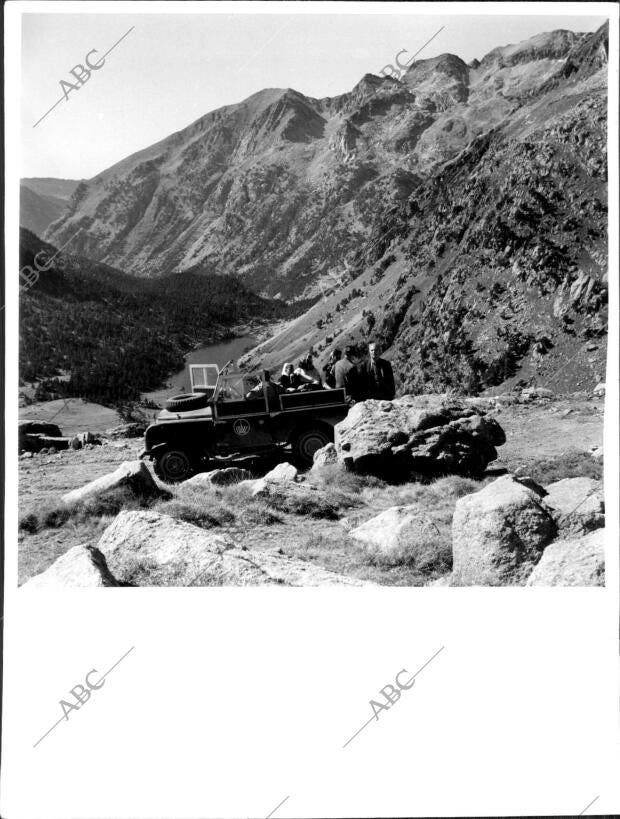 Un Jeep en la pista de Bohi A san Mauricio en el pantano de Espot A 2425 Metros...