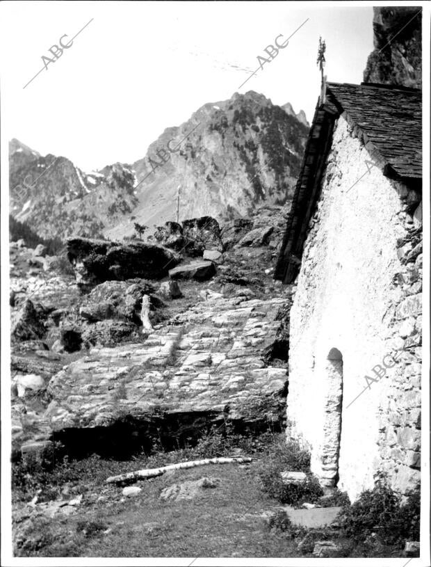 Capilla de san Mauricio y la Antigua calzada para llegar A ella