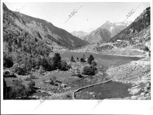 Lago Llebreta desde la cascada de san Esperit y camino de Aigüestortes