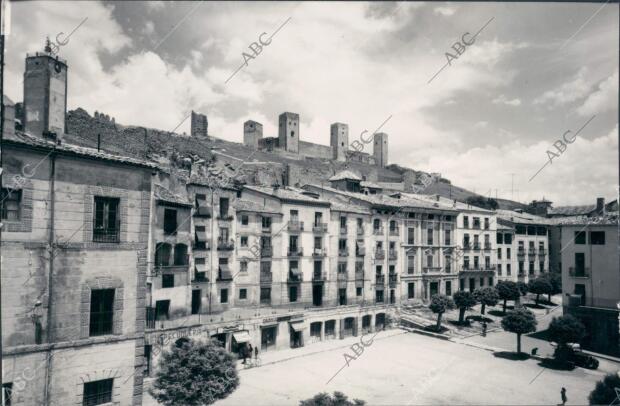 Vista parcial de la plaza mayor con el castillo al fondo