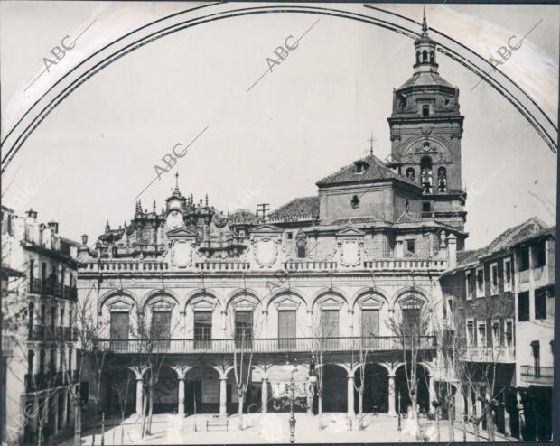 Plaza de la constitución y al fondo la Catedral, Guadix