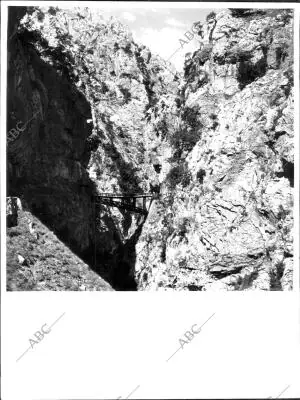 Límite del parque nacional de Covadonga, A la Izquierda, los Picos de Cornión