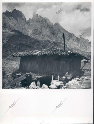 Antiguo Horreo de los Llanos que por Telon de fondo Tiene el macizo de Cornion...