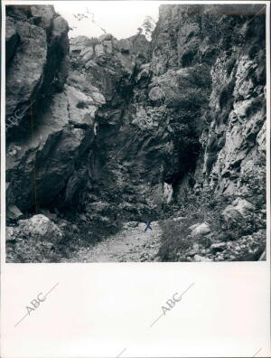 La senda de Cain y su Tunel natural Formado por Peñascos Desprendidos de lo alto...