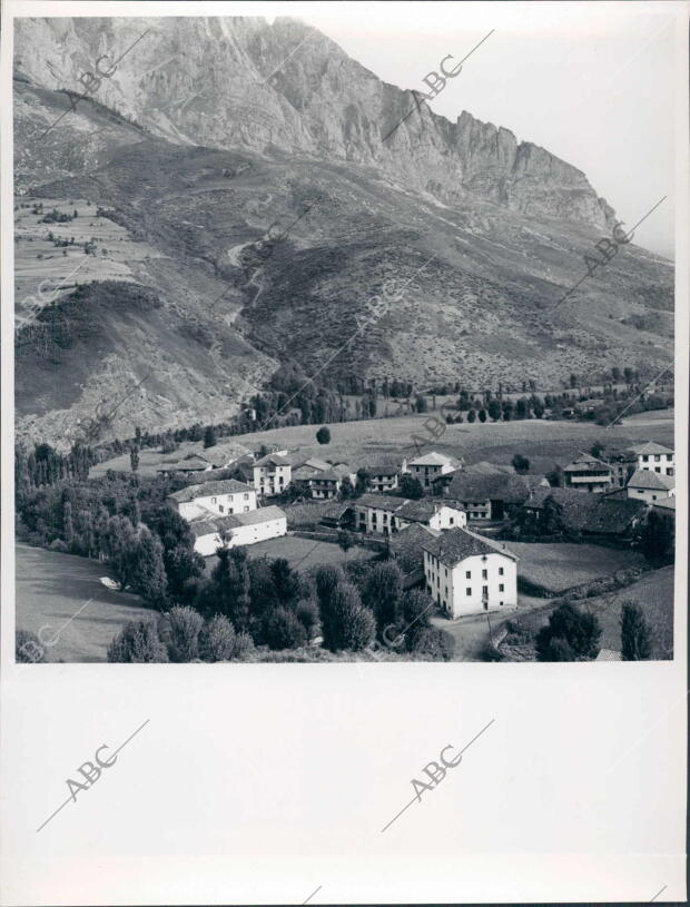 Vista de la localidad de posada de Valdeón que se Encuentra entre los Macizos...