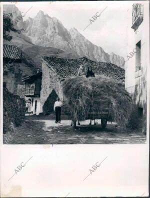 Torres Bermeja y Aristas desde una calleja de posada de Valdeon con Tipico carro...