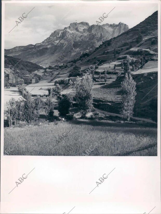 Al fondo las Torres Aristas y Bermeja del macizo occidental de los Picos de...