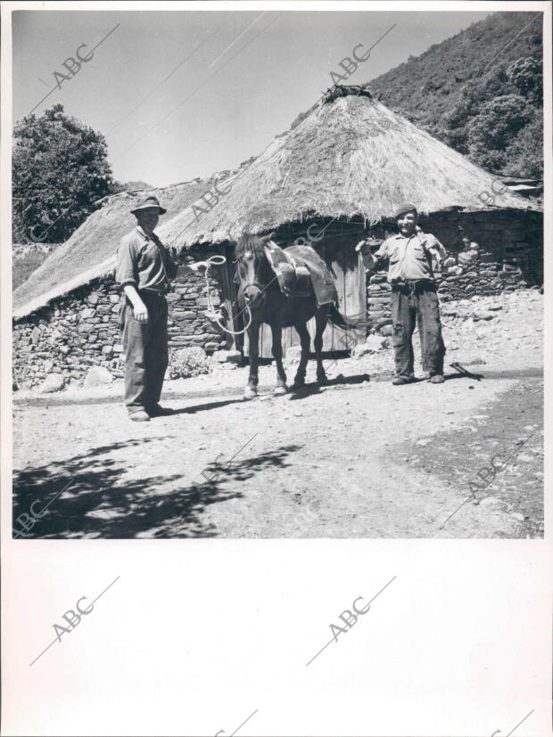 Dos Campesinos de los Ancares frente A la puerta de una palloza